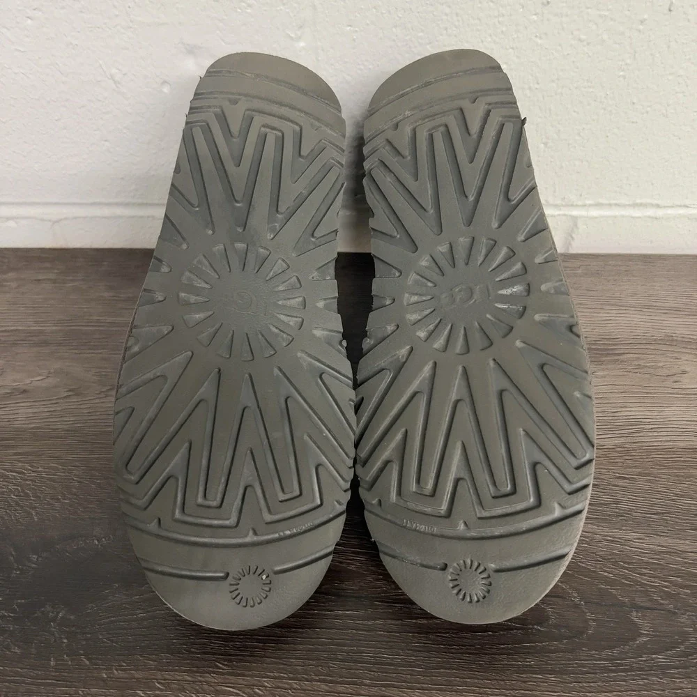 UGG Neumel Gray‎ Suede Chukka Boots Men's Size 11 Sheepskin Lined Casual Shoes